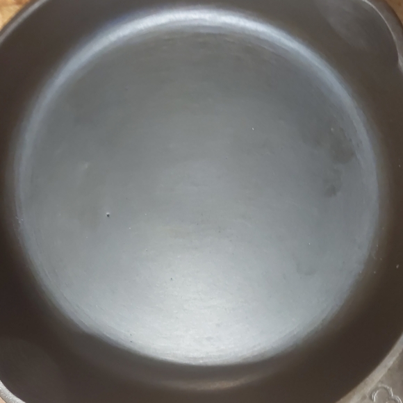 Vintage Unmarked Wagner Cast Iron Skillet, #3 - Picture 3 of 12